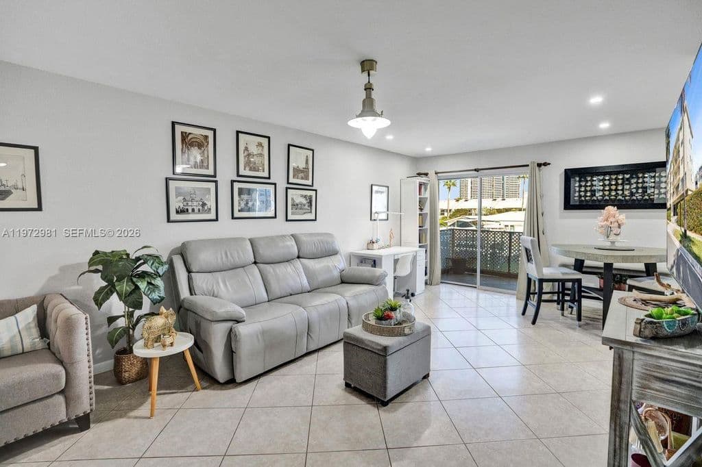 2+1 Condo — 3665 NE 167th St APT 208
