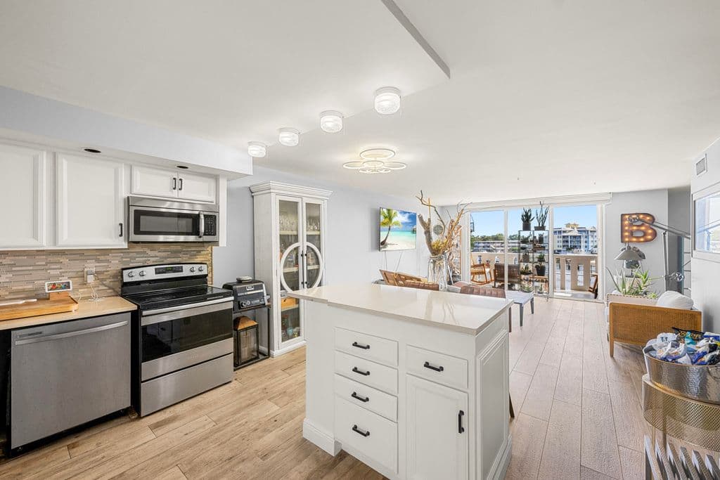 2+1 Condo — 231 E Lantana Road #402