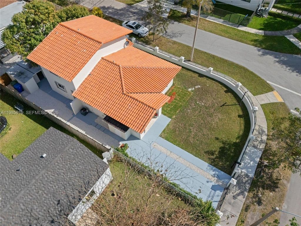 4+1 Müstakil ev — 5251 SW 6th St