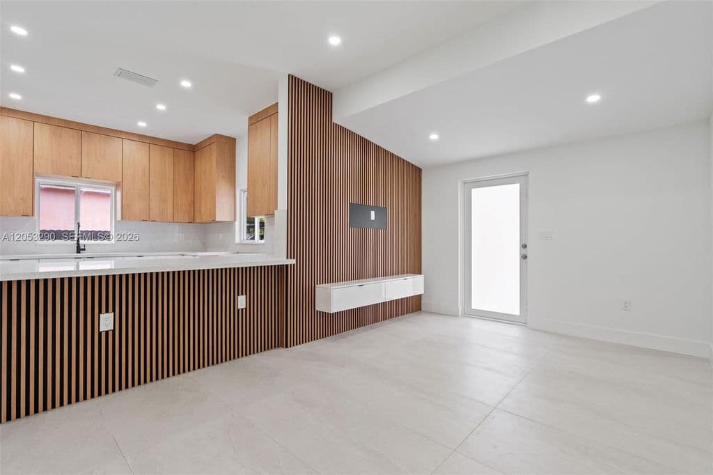 4+1 Müstakil ev — 1305 Dunad Ave