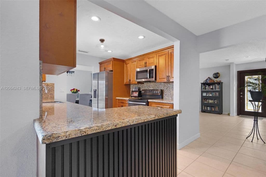 4+1 Müstakil ev — 6121 SW 16th St