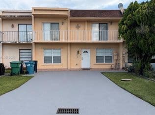 3-bedroom Townhouse — 11249 SW 33rd Circle Pl, Miami, 33165