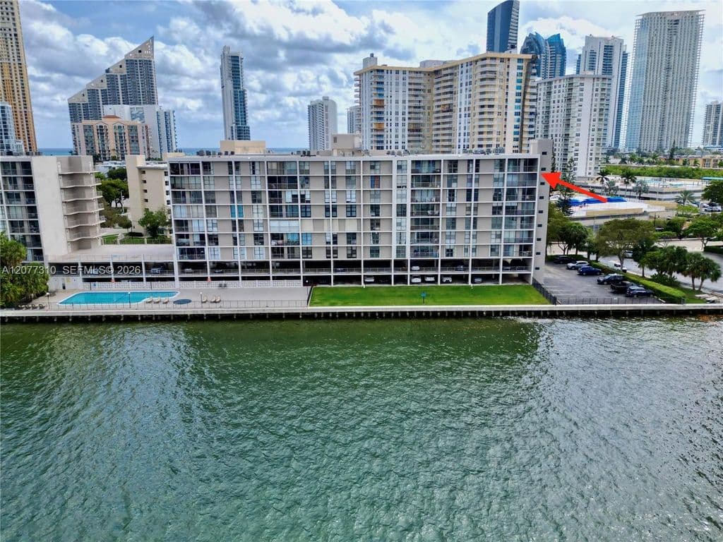 2+1 Condo — 17500 N Bay Rd #S907