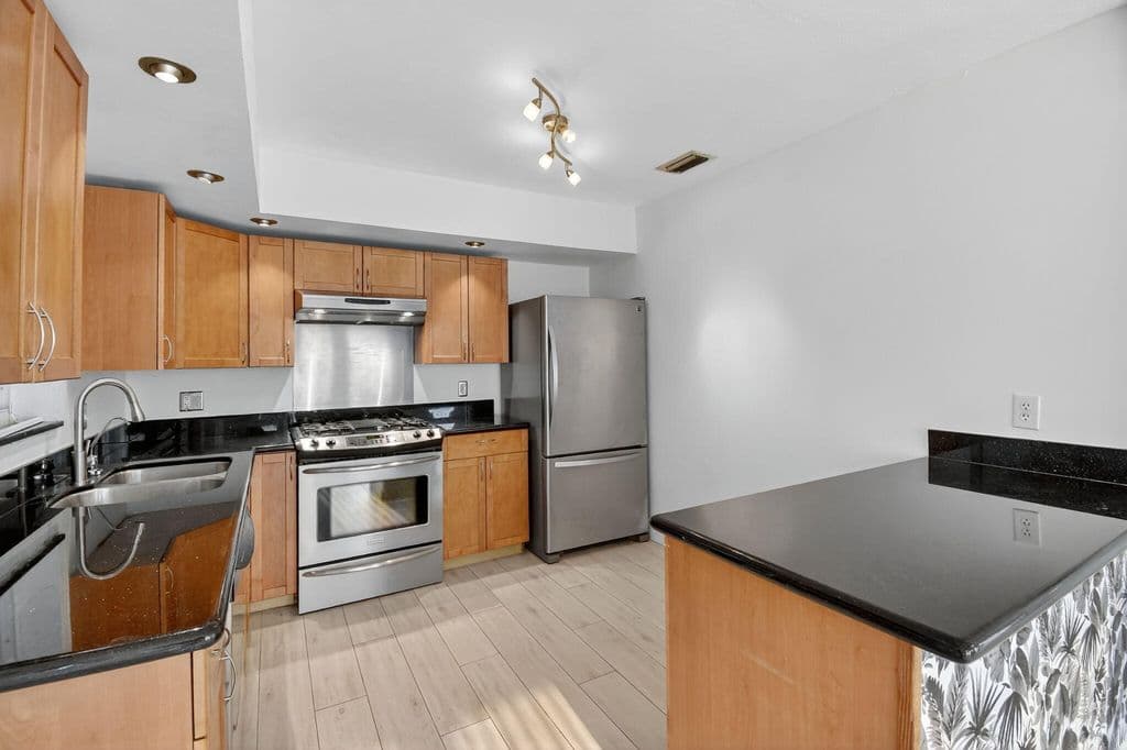3+1 Müstakil ev — 1606 NE 15th Avenue #1606