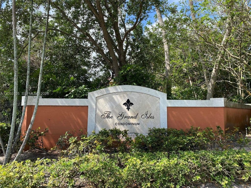 2-bedroom Condo — 4177 N Haverhill Rd APT 808