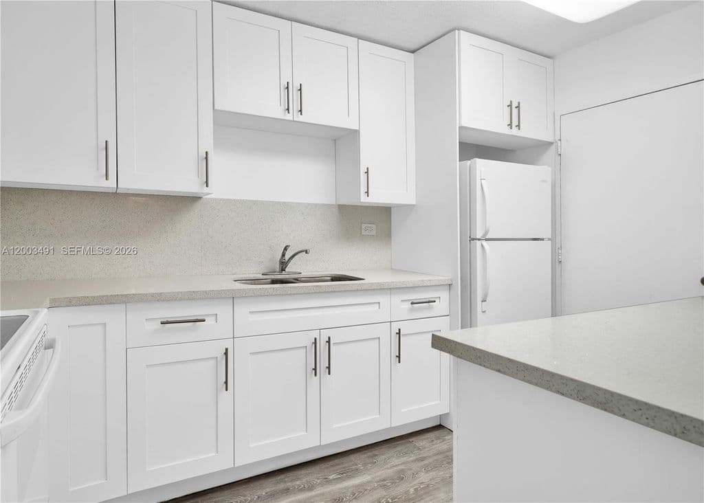 1+1 Condo — 5555 Collins Ave APT 3C