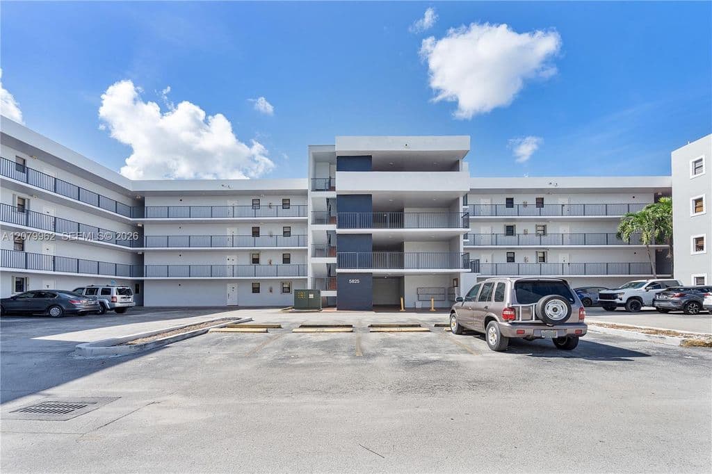 3+1 Condo — 5825 W 25th Ct APT 212
