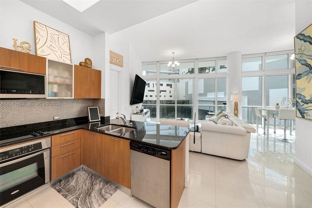 3-bedroom Condo — 480 NE 30th St APT 501