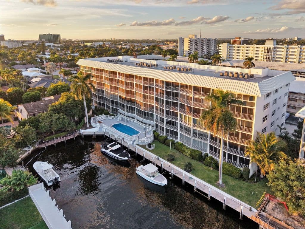 2+1 Condo — 3050 NE 47th Court #205