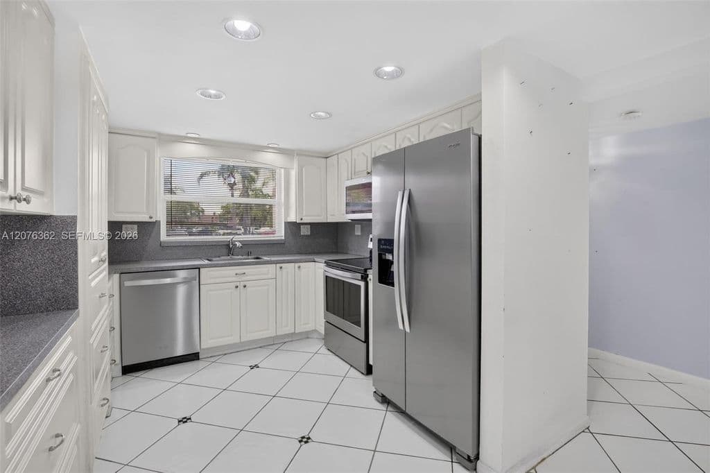 2-bedroom Condo — 9721 Sunrise Lakes Blvd APT 102