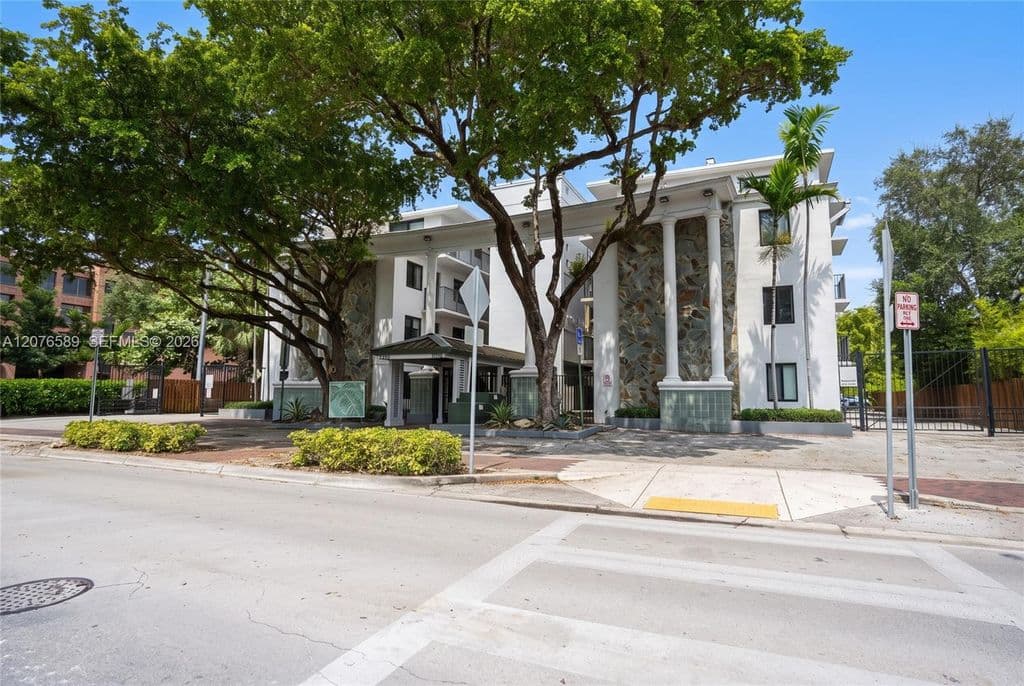 2+1 Condo — 3240 Mary St APT S308