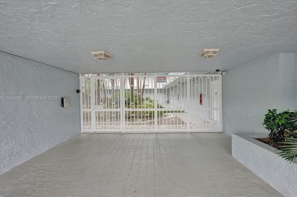 2-bedroom Condo — 505 S Pine Island Rd APT 405B