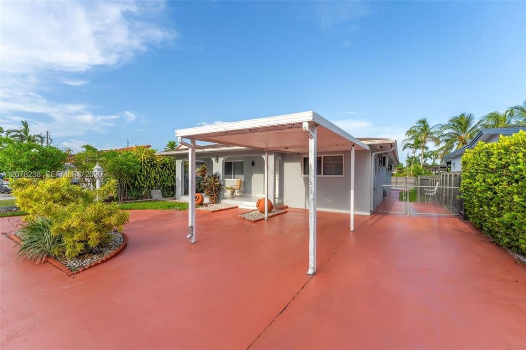 4-bedroom Single-Family Home — 325 SW 122nd Ave