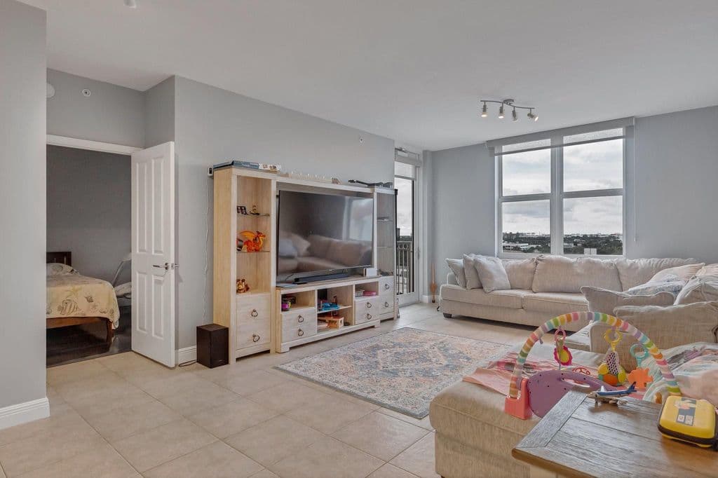 2-bedroom Condo — 511 SE 5th Avenue #912