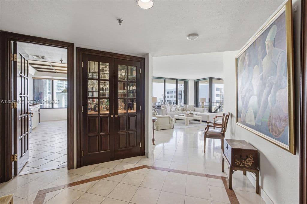 3-bedroom Condo — 520 Brickell Key Dr APT A1616