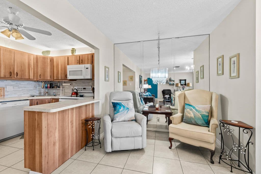 2+1 Condo — 3589 La Aires Court #A-2