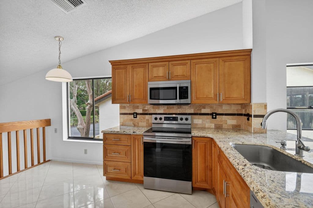 3+1 Condo — 10231 N Circle Lake Drive #201
