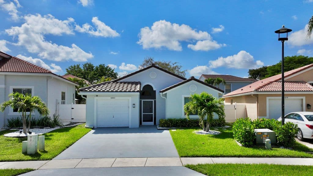 3-bedroom Single-Family Home — 6883 Desert Inn Terrace