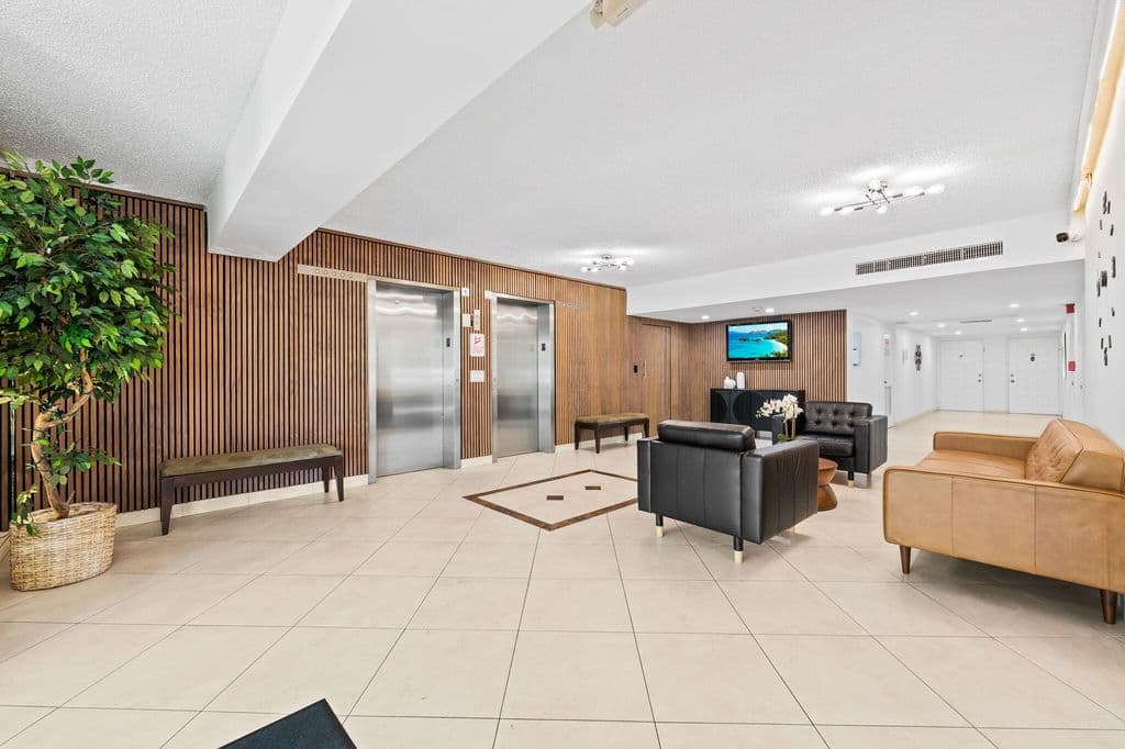 3-bedroom Condo — 3960 Oaks Clubhouse Drive #304