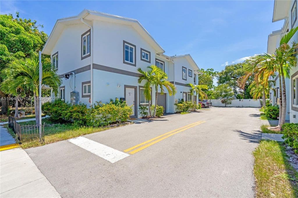 3+1 Müstakil ev — 507 NW 8th Ave #1