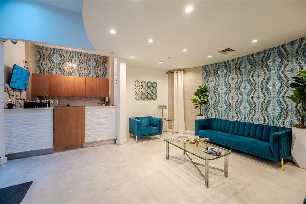 1-bedroom Condo — 1060 Ocean Dr #D206