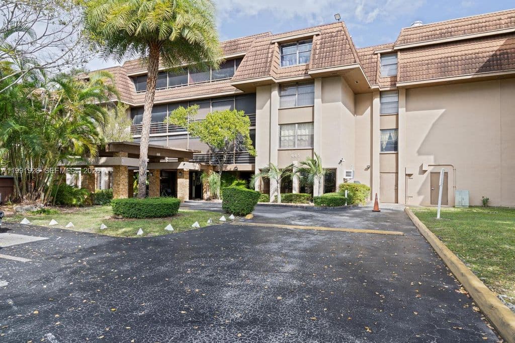 1-bedroom Condo — 665 NE 195th St APT 222