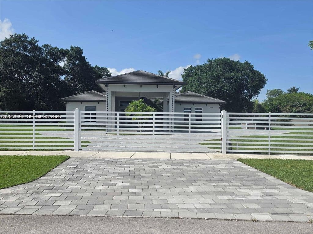 5-bedroom Single-Family Home — 17575 SW 280th St