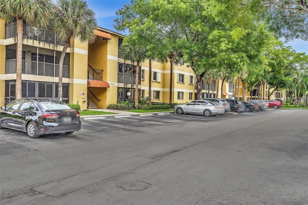 2+1 Condo — 3021 N Oakland Forest Dr APT 208