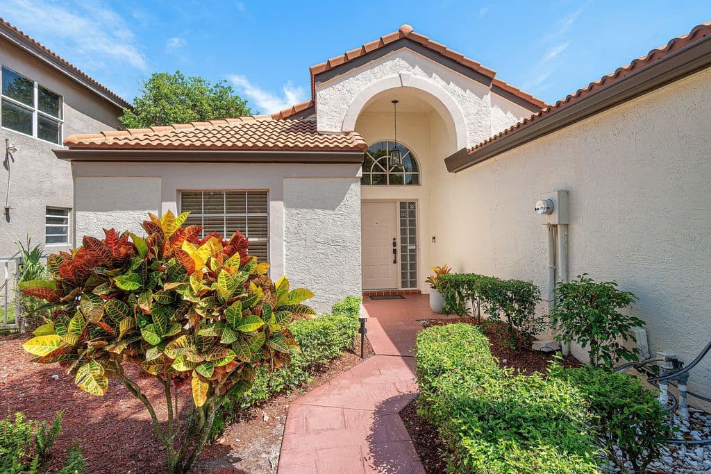 3-bedroom Single-Family Home — 7164 VIA PALOMAR