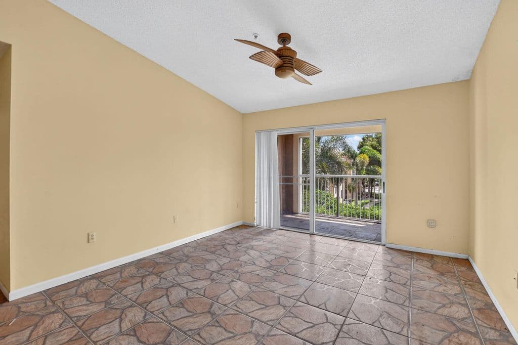 2+1 Condo — 4844 N State Road 7 #2304