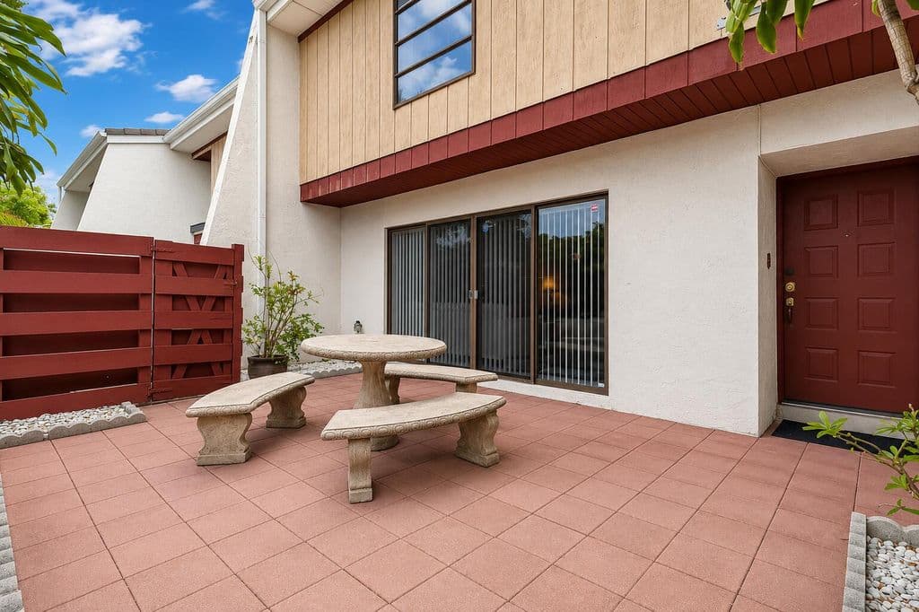 3-bedroom Condo — 3015 Oaktree Lane Unit 277