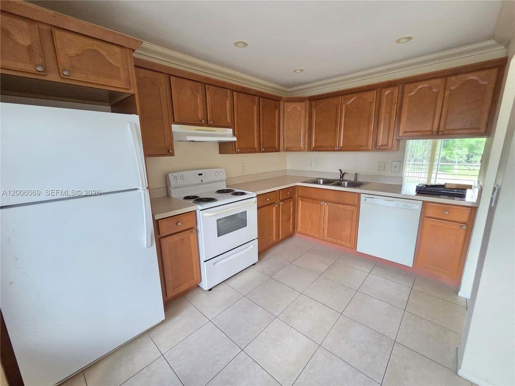 2-bedroom Condo — 1000 NE 14th Ave APT 210