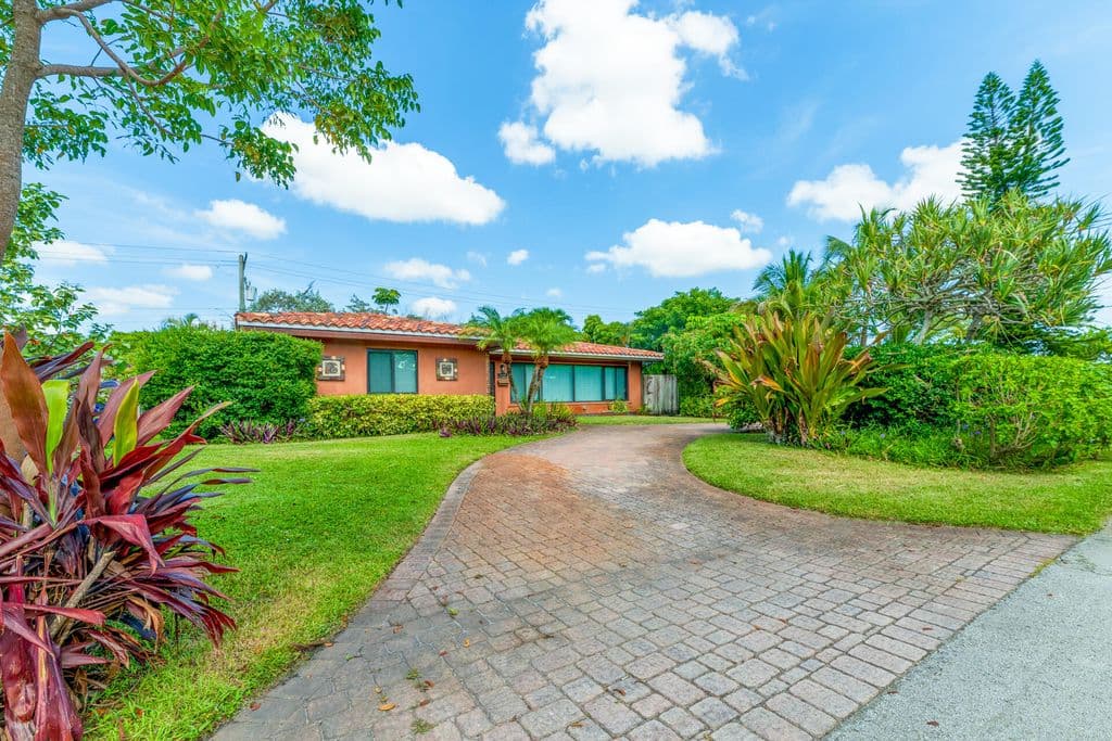4+1 Müstakil ev — 4621 NE 18TH Terrace