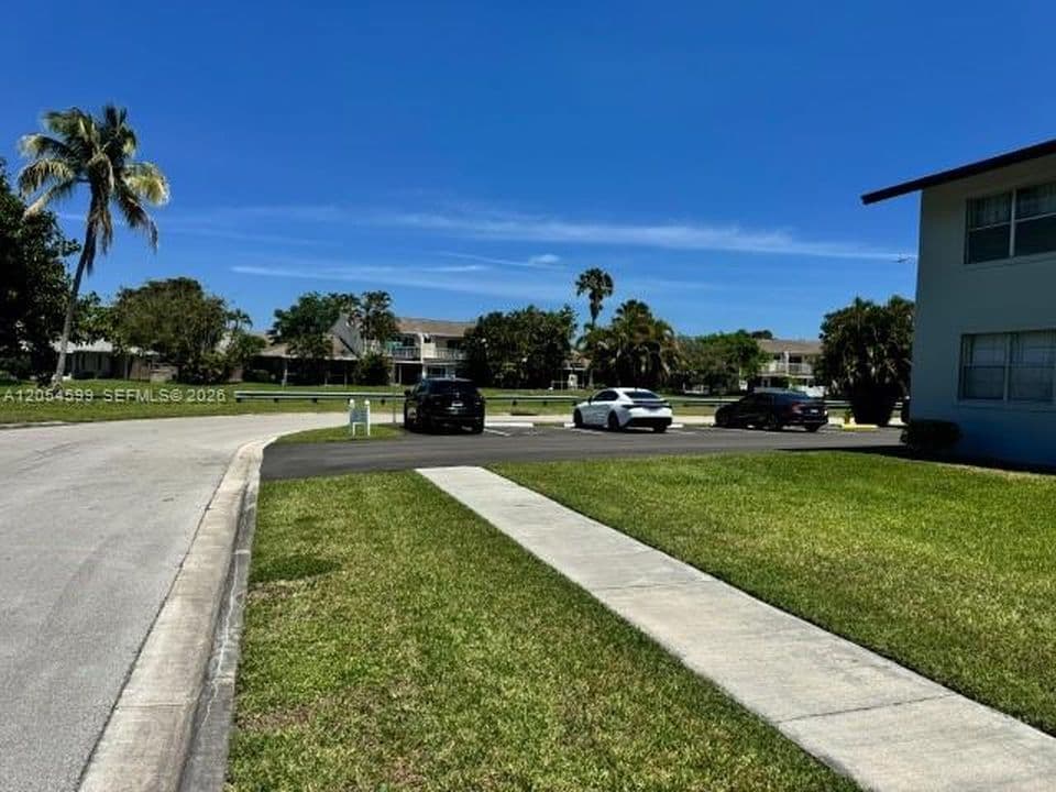 2+1 Condo — 380 E Laurel Dr APT 4D