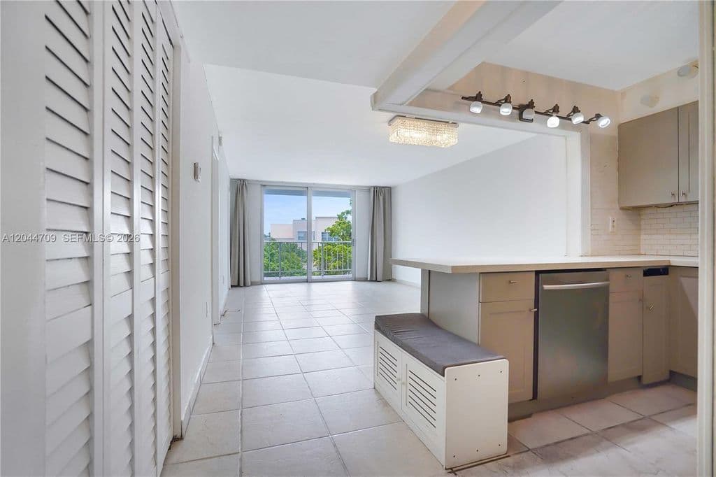 1+1 Condo — 6900 Bay Dr APT 3H