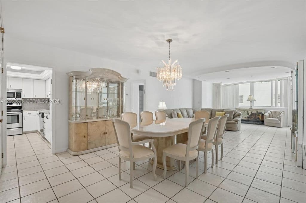 2-bedroom Property — 5005 Collins Ave APT 424