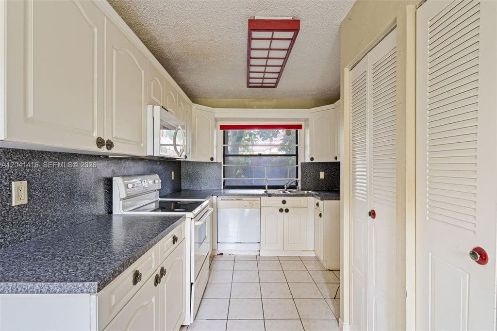 2-bedroom Property — 6233 NW 170th Ter