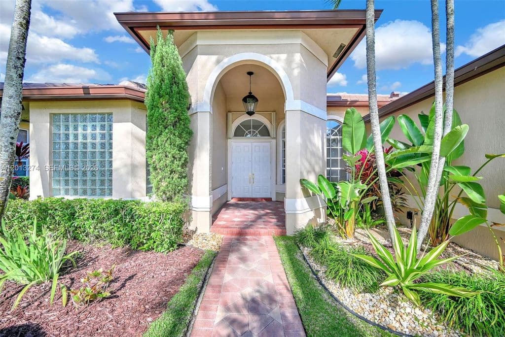 4-bedroom Single-Family Home — 2553 Jardin Mnr