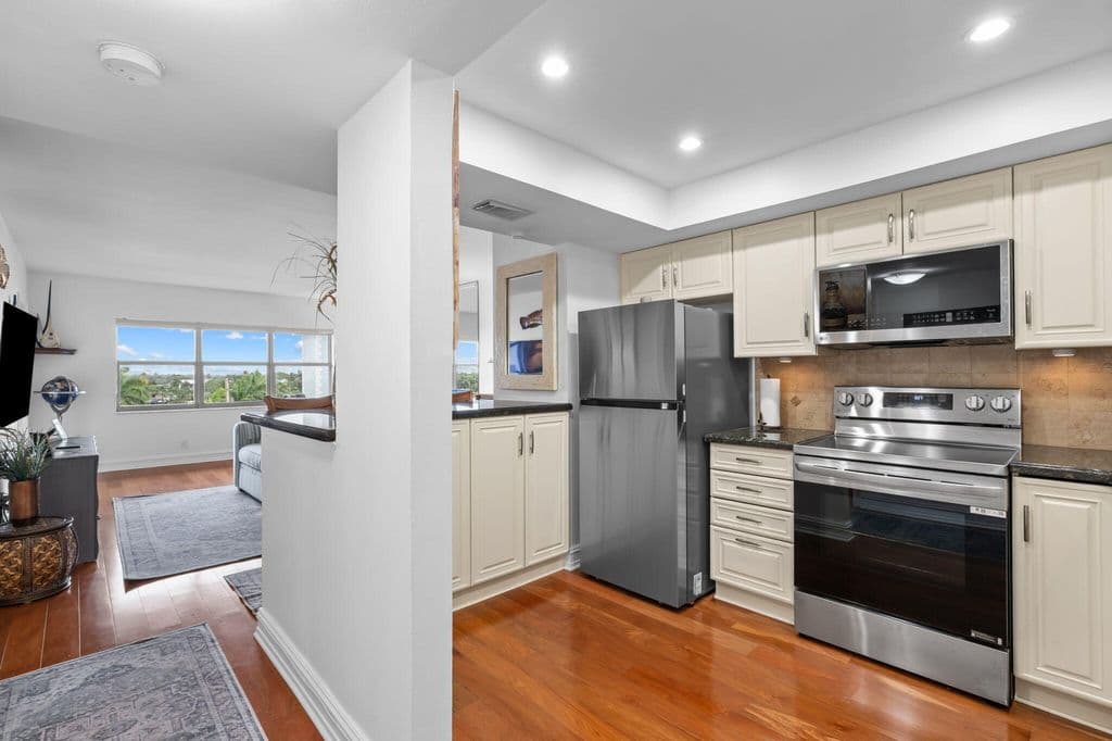 1-bedroom Condo — 1839 Middle River Drive #501