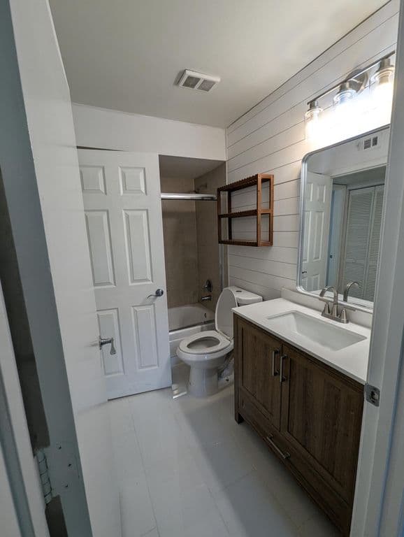 2-bedroom Condo — 1215 CRYSTAL Way #G