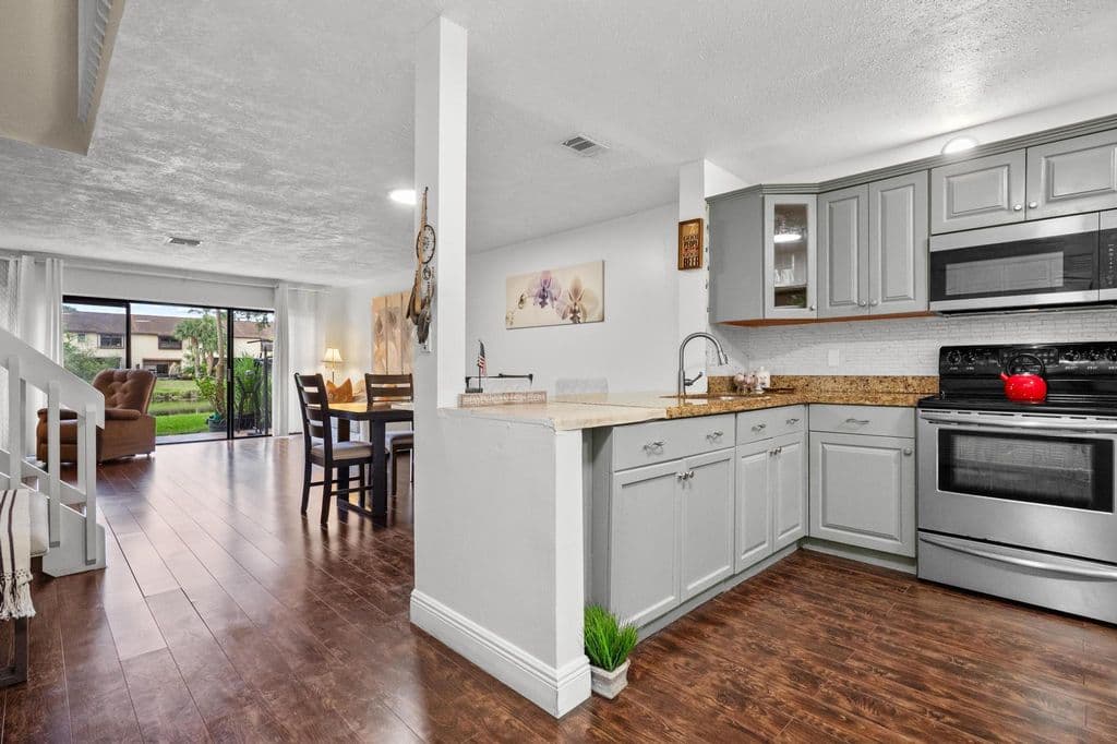 2+1 Mülk — 3727 Carambola Circle N #2823