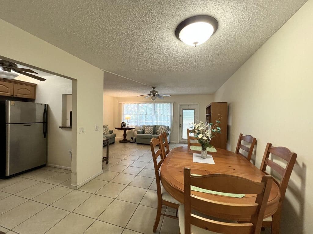 1-bedroom Condo — 4023 Berkshire B #4023