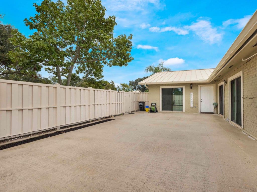 3-bedroom Property — 5933 GOLDEN EAGLE Circle