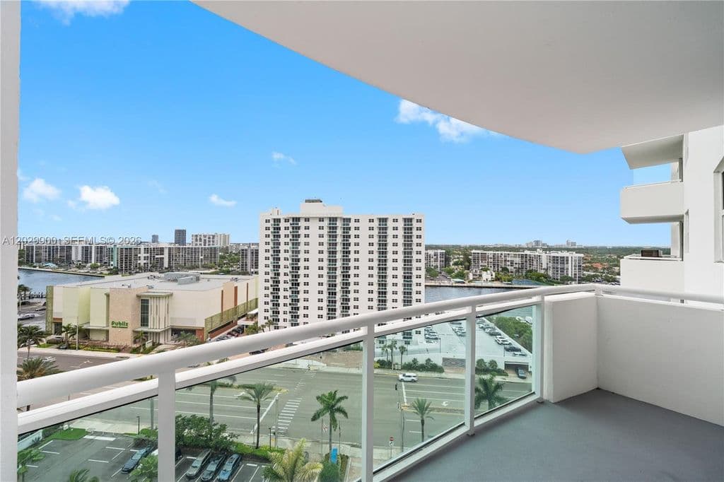 1+1 Condo — 3001 S Ocean Dr APT 1439