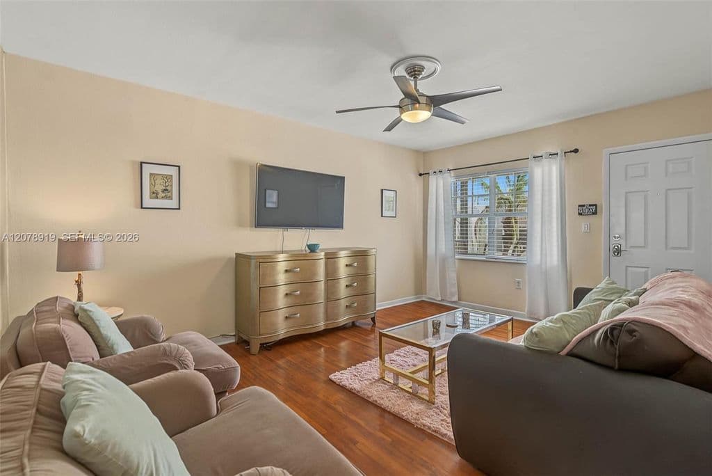 2+1 Condo — 915 8th St APT 102