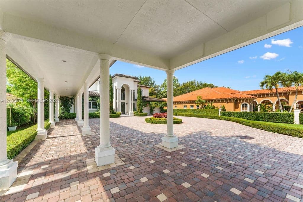 5-bedroom Single-Family Home — 13470 SW 32nd St