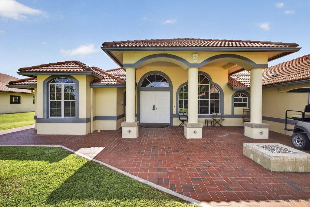 4-bedroom Single-Family Home — 2564 Deer Run Trail