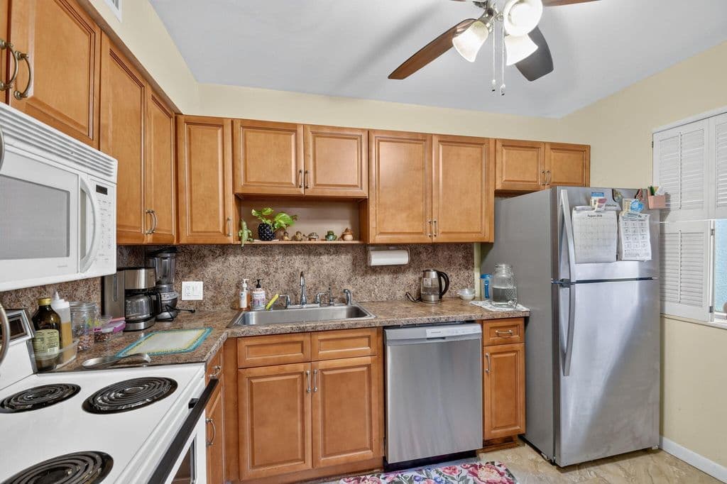 3+1 Condo — 4483 LUXEMBURG Court #103