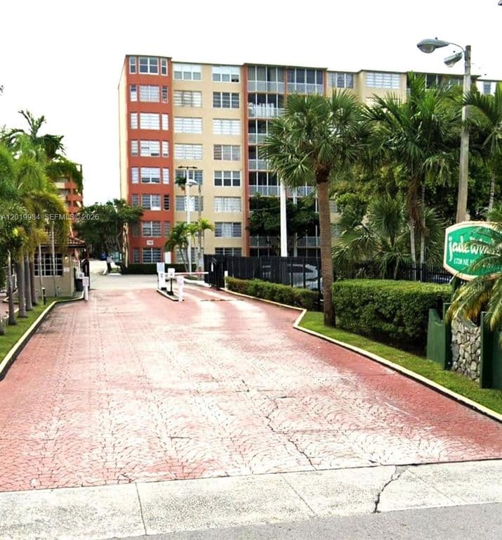 1-bedroom Condo — 1770 NE 191st St #8131