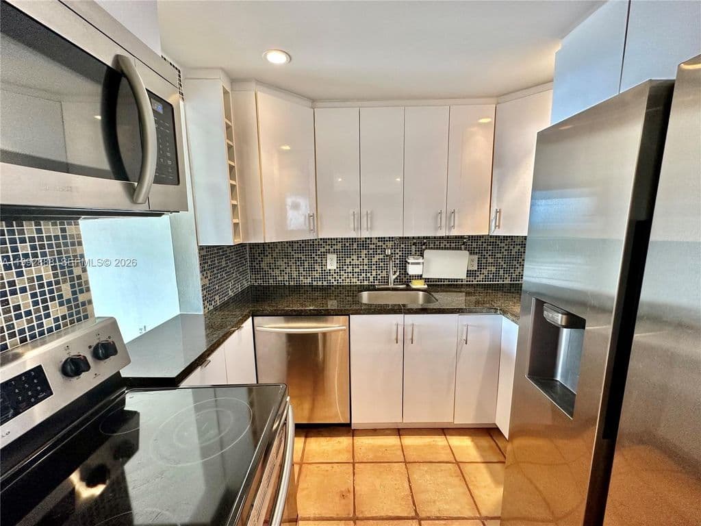 1-bedroom Condo — 2350 NE 135th St APT 1101